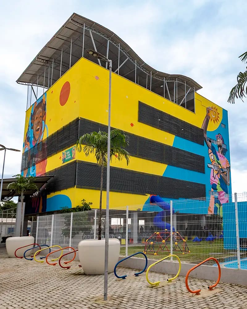 Fachada com mural colorido