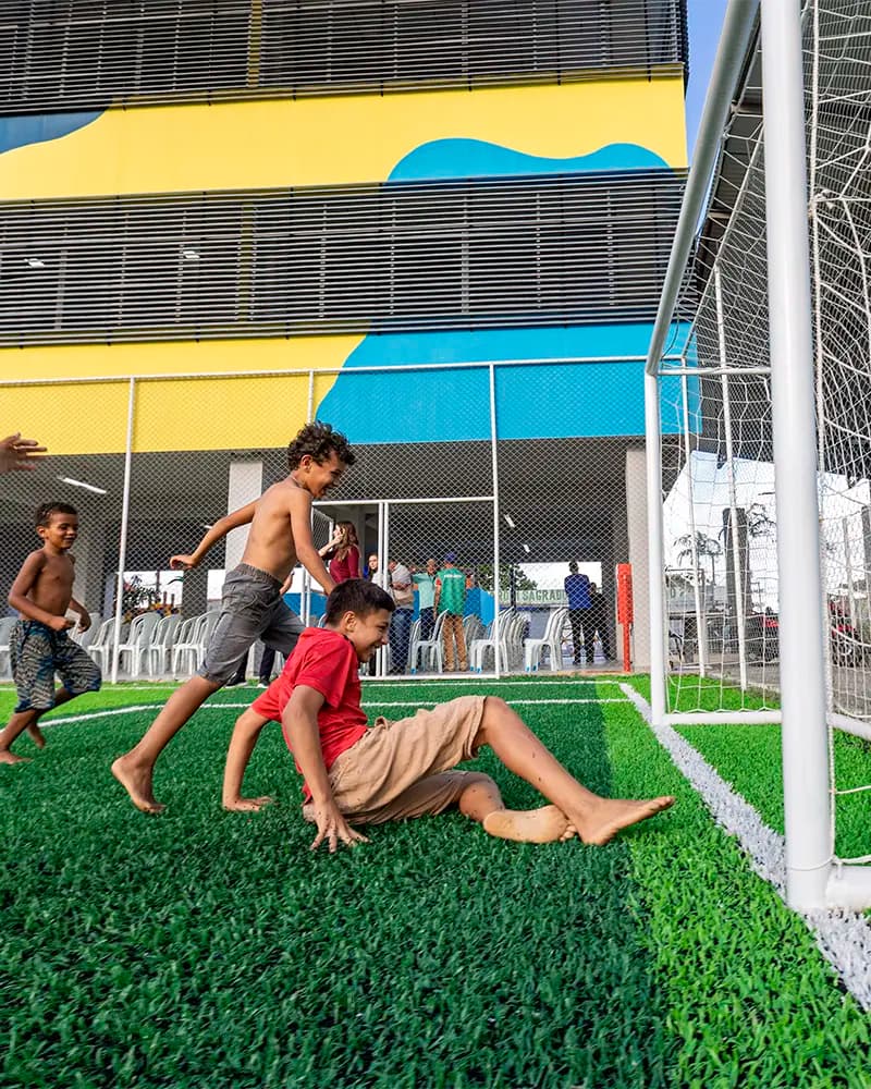 Crianças jogando futebol no campo
